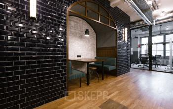 Arbeitsplatz in Nische mit Mauerwerk